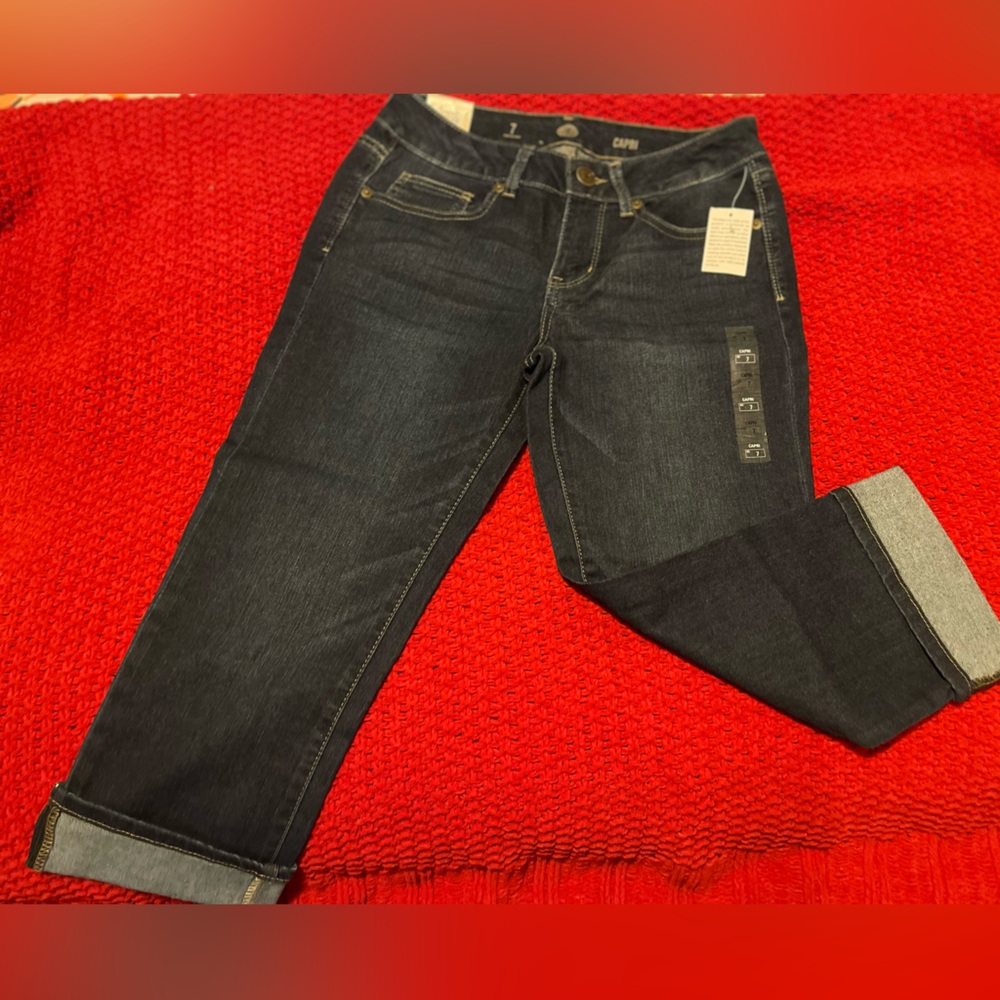 NWT SO DENIM HIGH CUFF CAPRI - Juniors 7